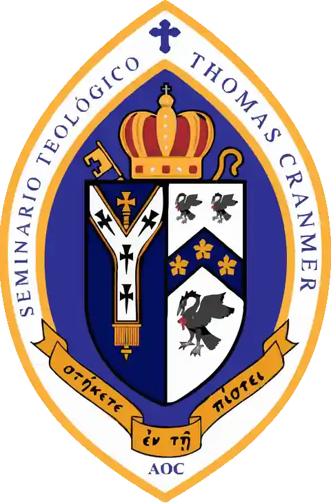 Escudo del Seminario Teológico Thomas Cranmer: corona, cruz, palio arzobispal, báculo, llave y las armas de Thomas Cranmer